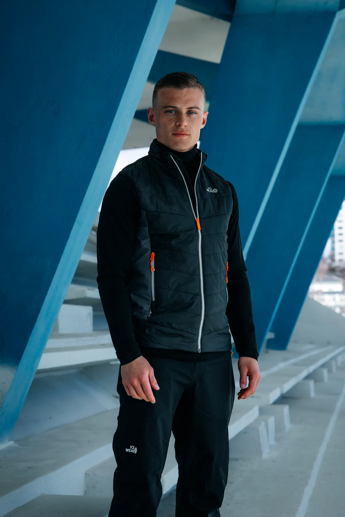 Mann in einer Weste an einem Schwimmbad in Reykjavík, Laugardalslaug