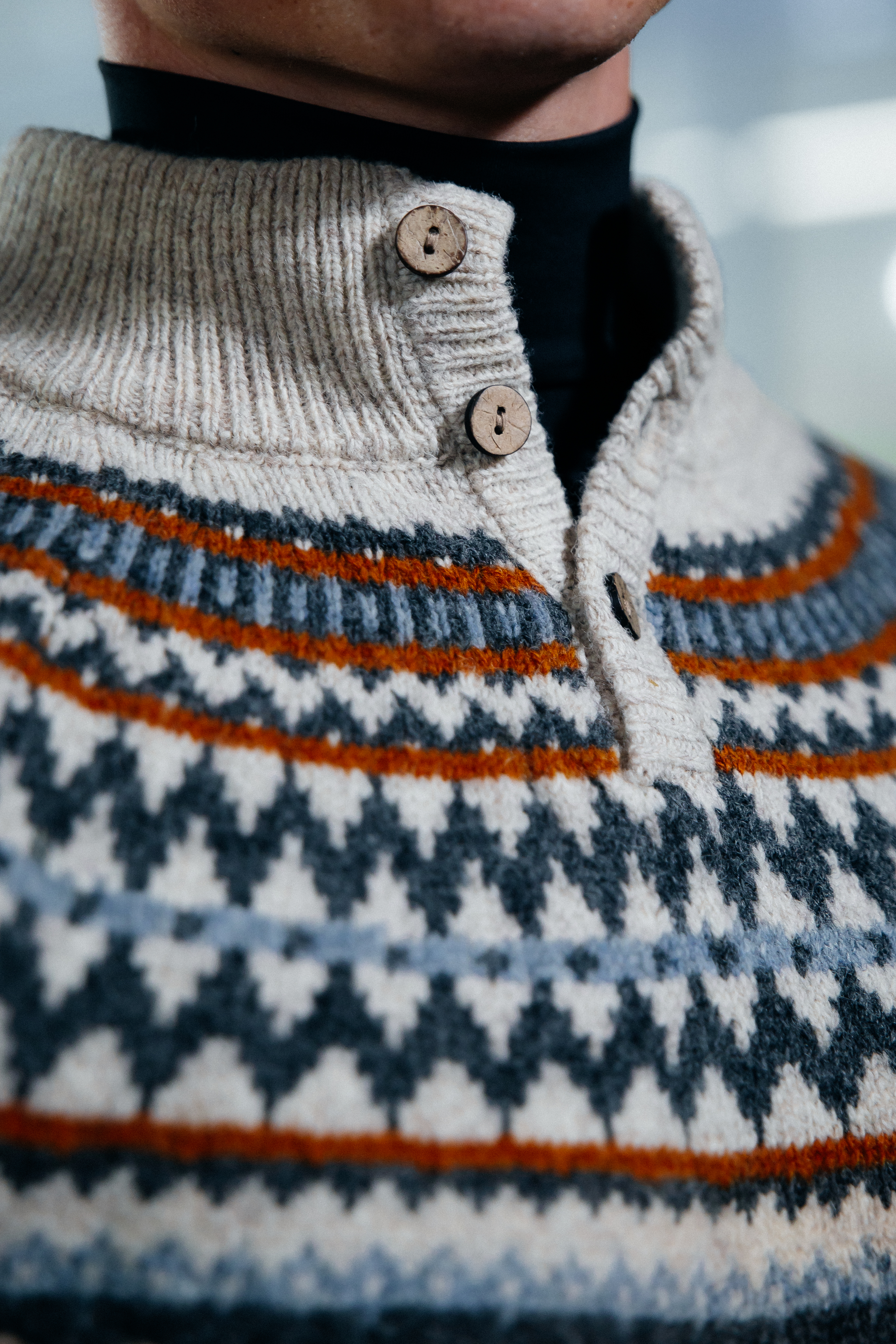 DYNGJUFJÖLL hálfhneppt ullarpeysa í herrasniði