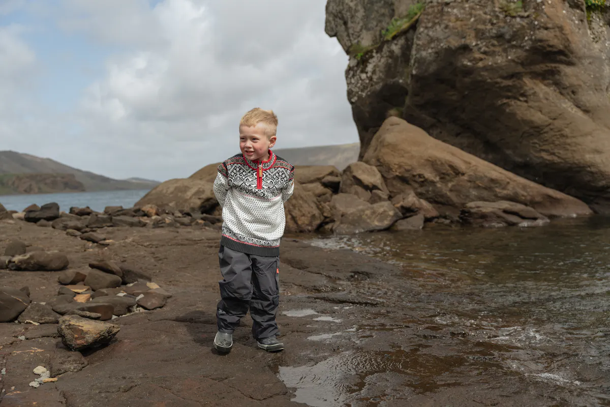 Junge spielt mit Wasser