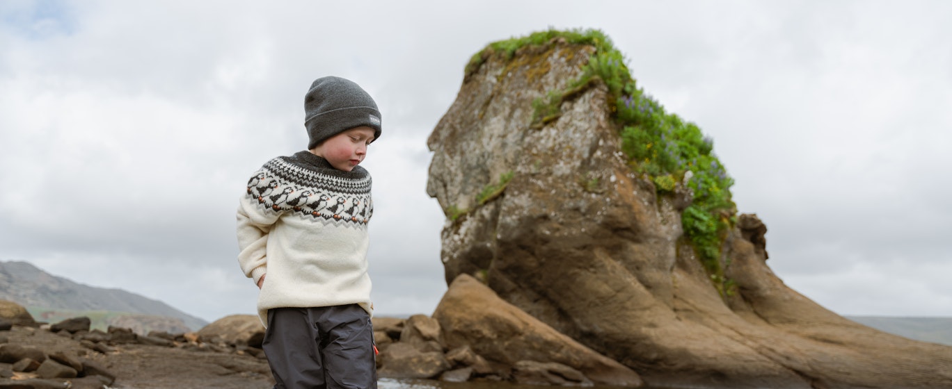 Junge spielt am Wasser