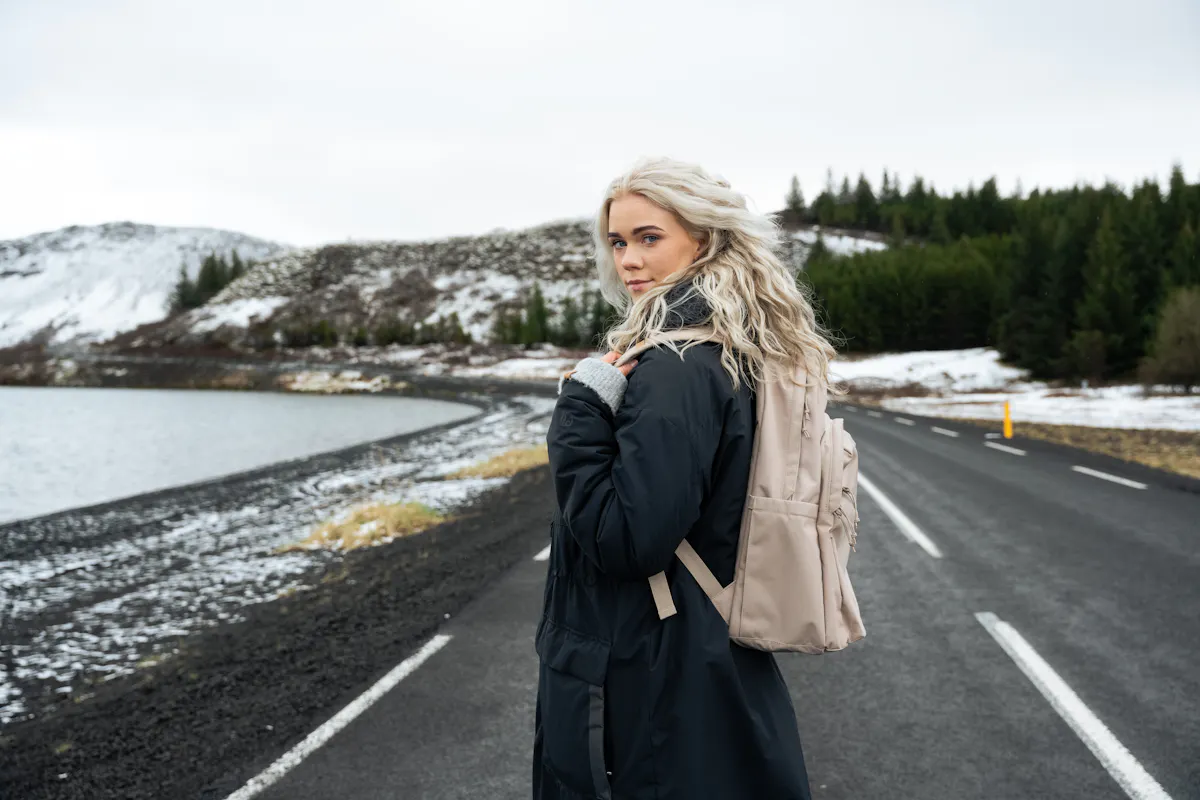 une femme marchant sur une route en Islande