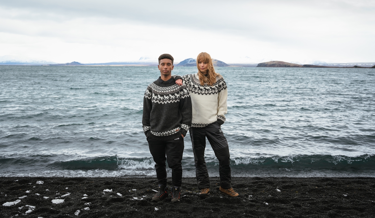 iceland-lake-couple-wool-sweater_50.jpeg