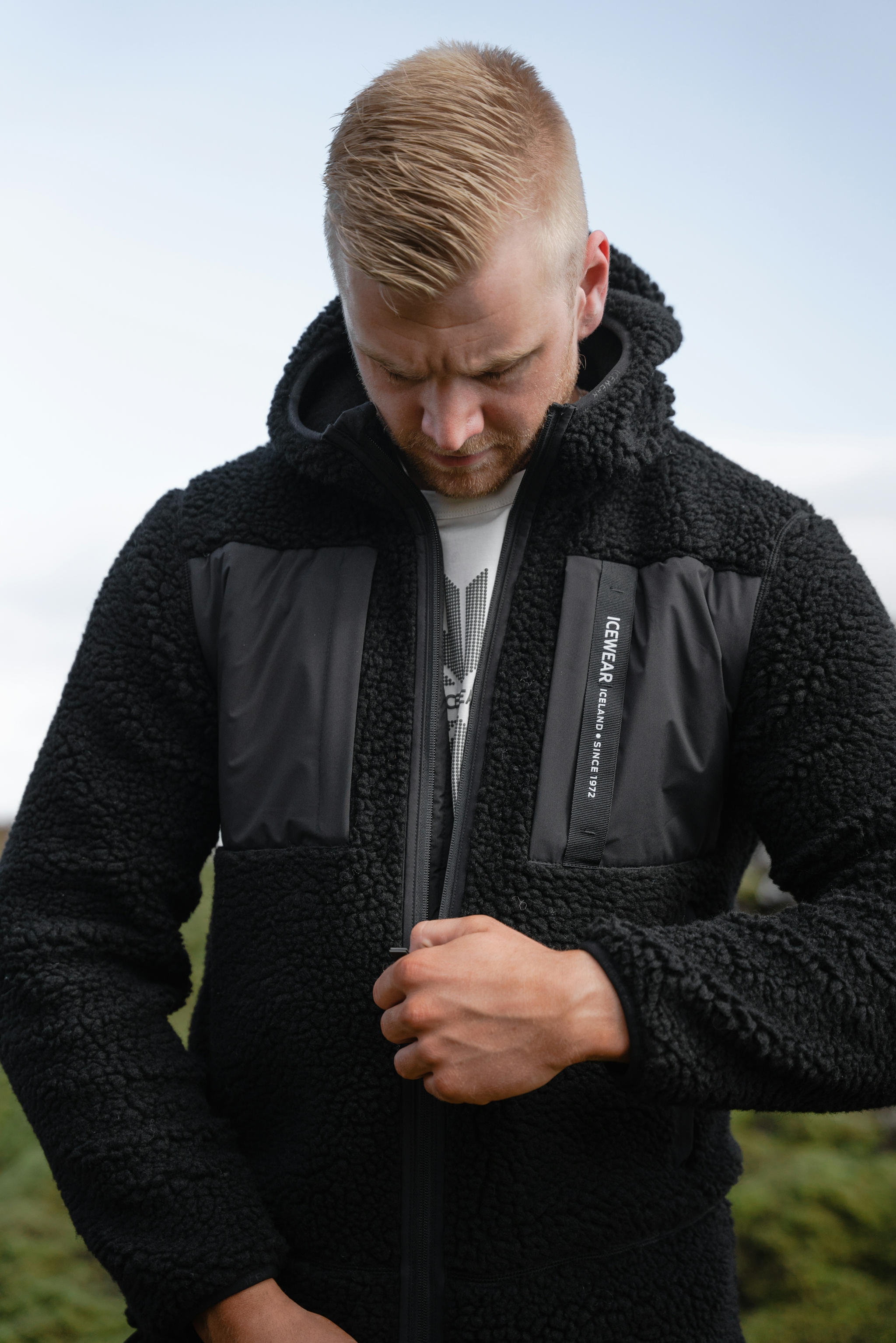iceland-man-black-sherpa-fleece_90.jpeg