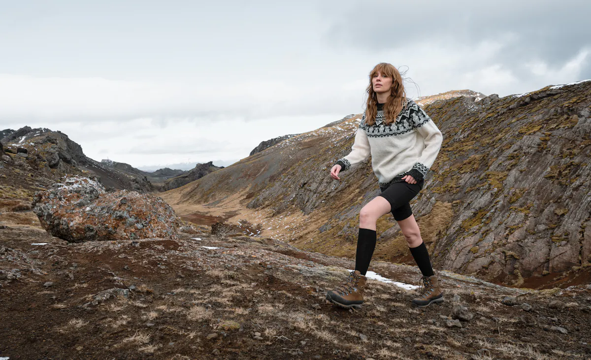 Une femme en randonnée dans un pull en laine islandaise