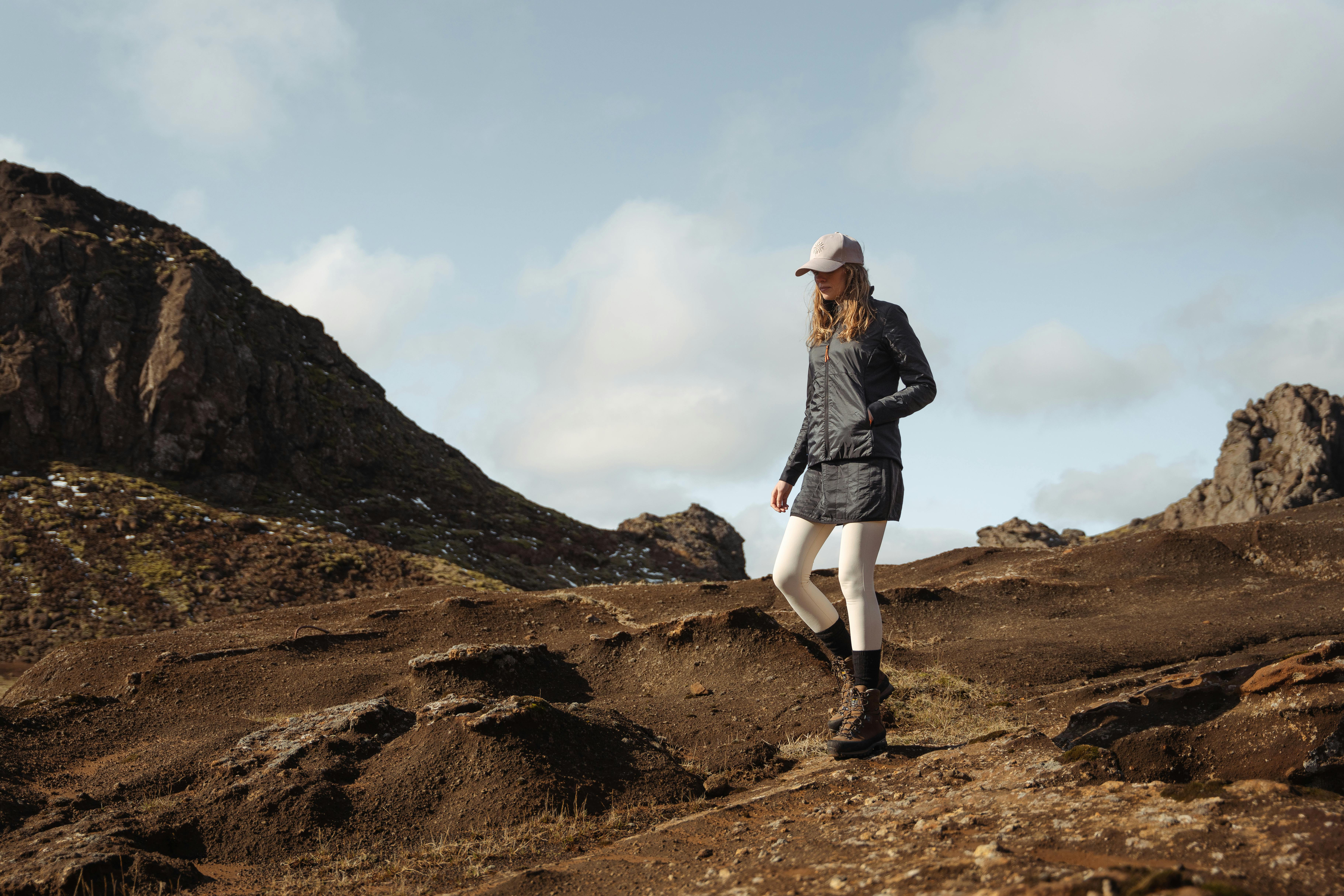 Une femme en randonnée en montagne
