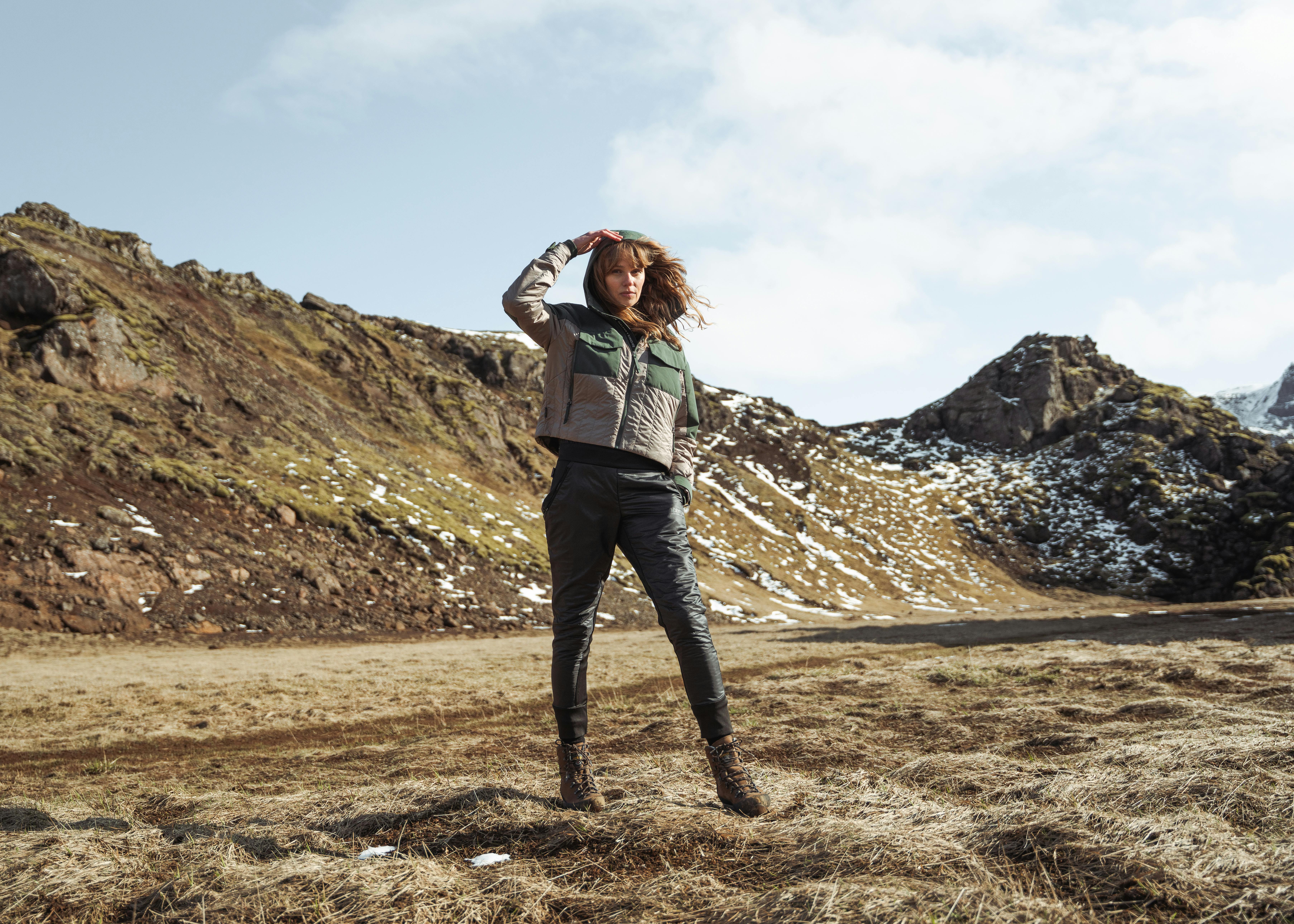 Une femme qui se promène dans le vent