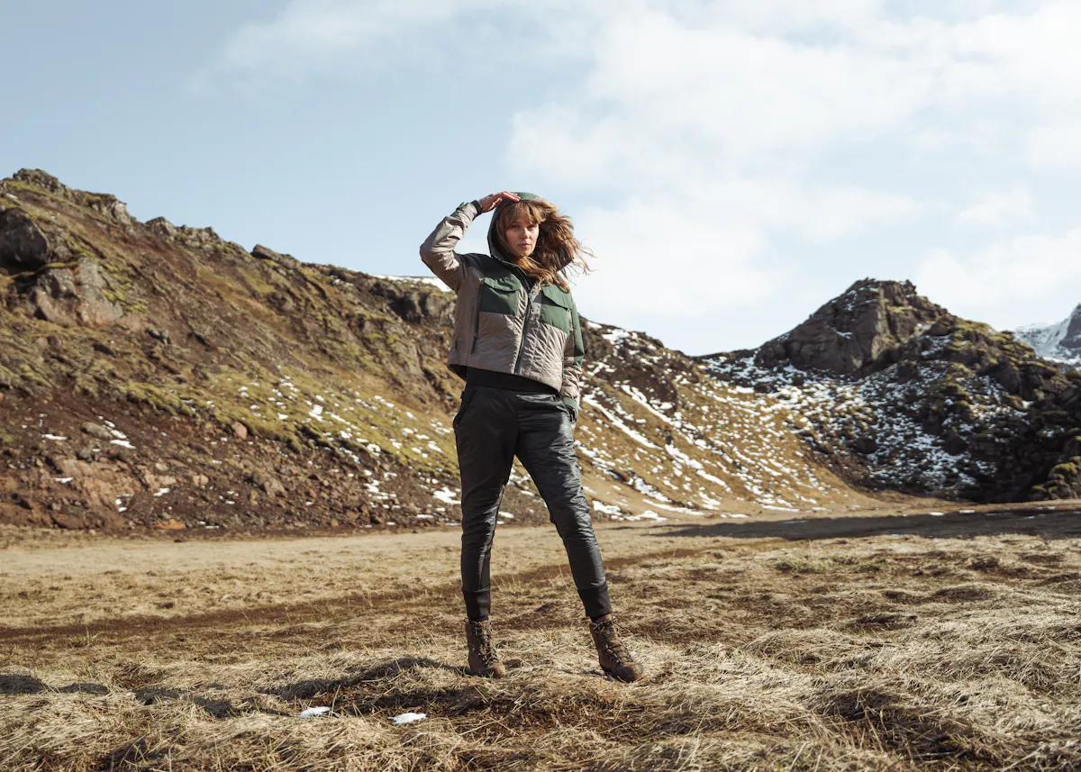 Une femme qui se promène dans le vent