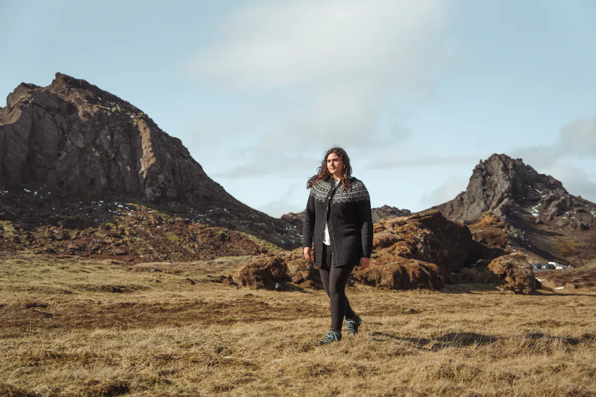 Eine Frau, die in der isländischen Natur spazieren geht