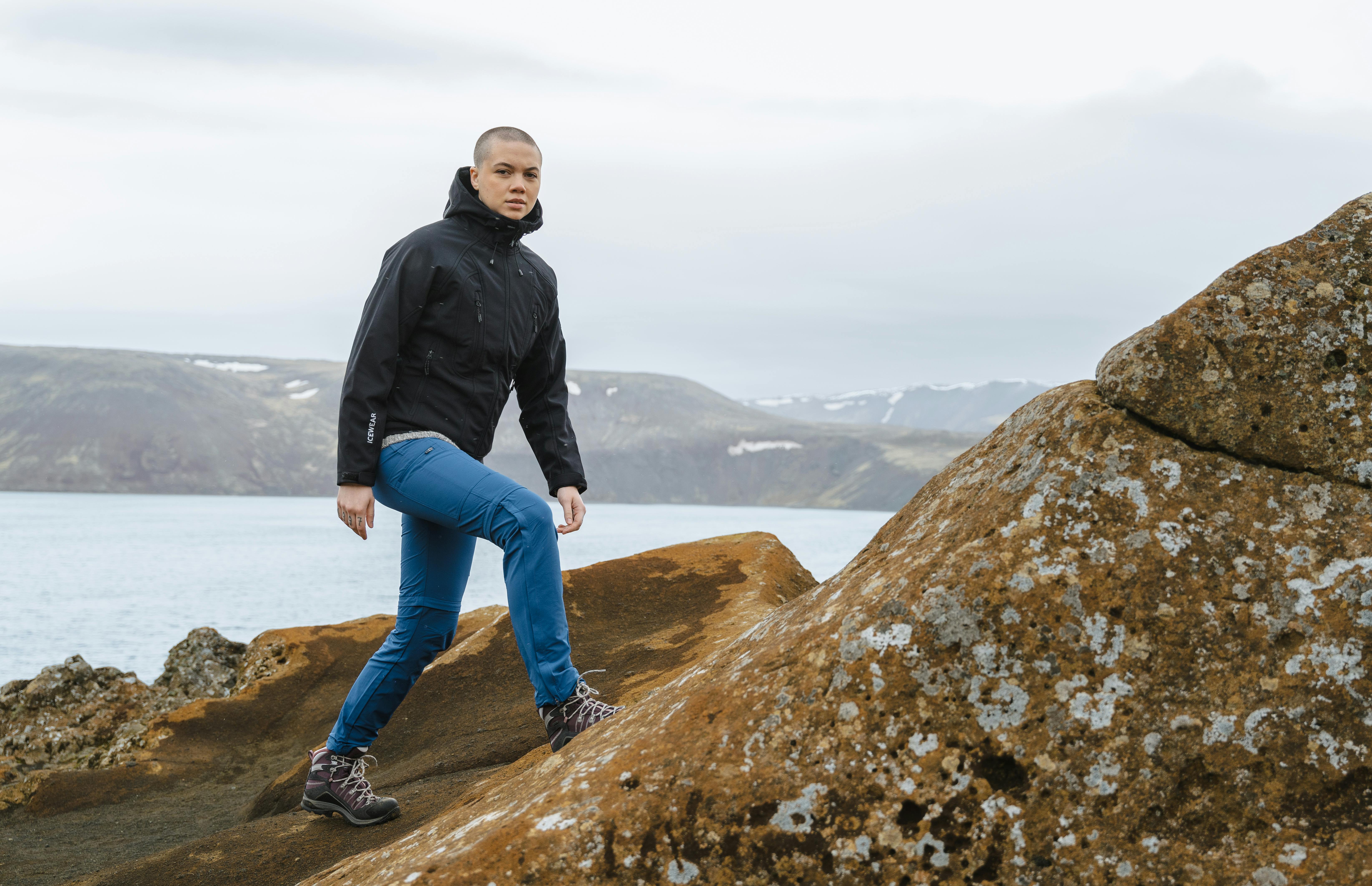 Une femme dans un tunnel de montagne