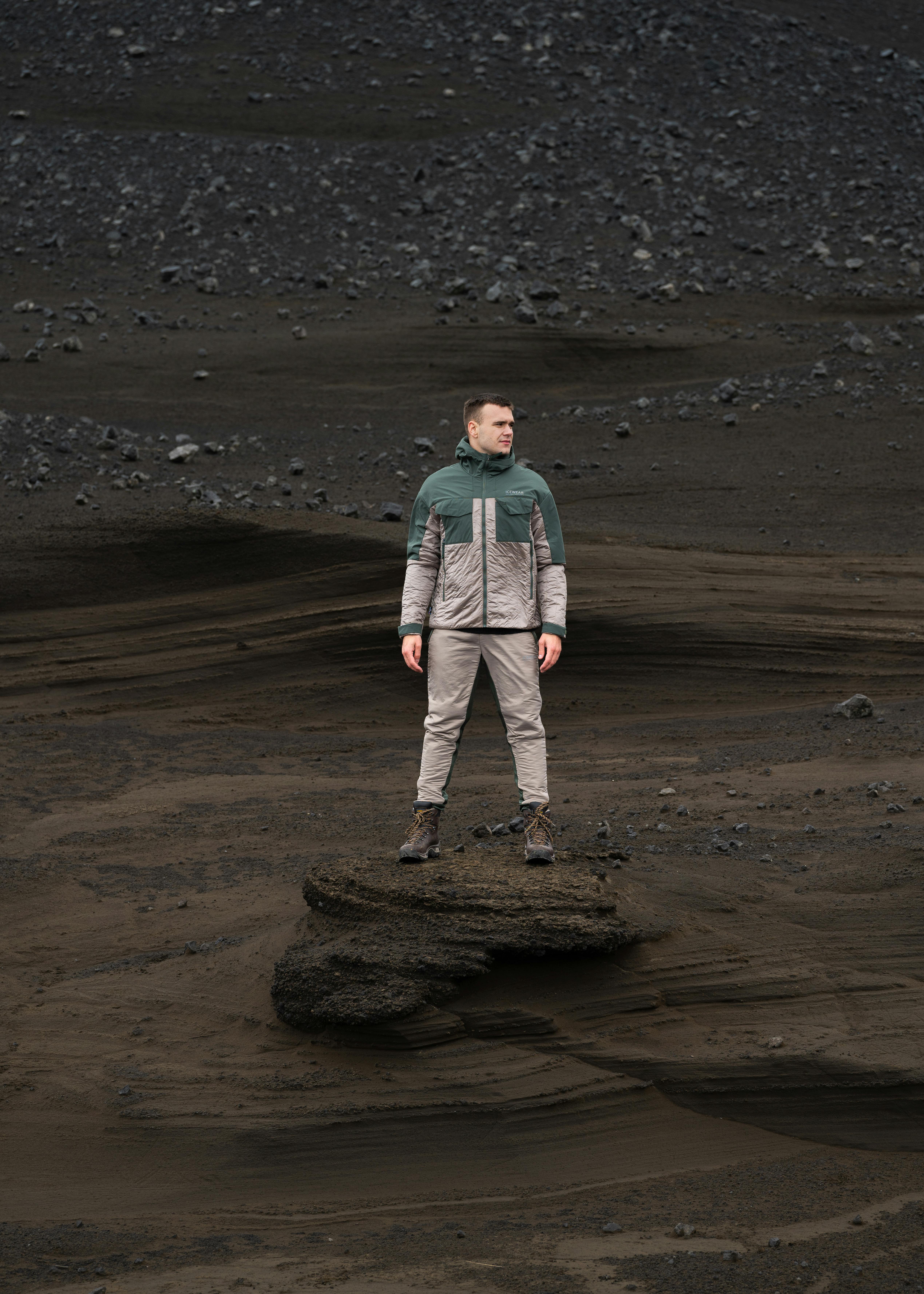 Ein Mann an einem Sandberg