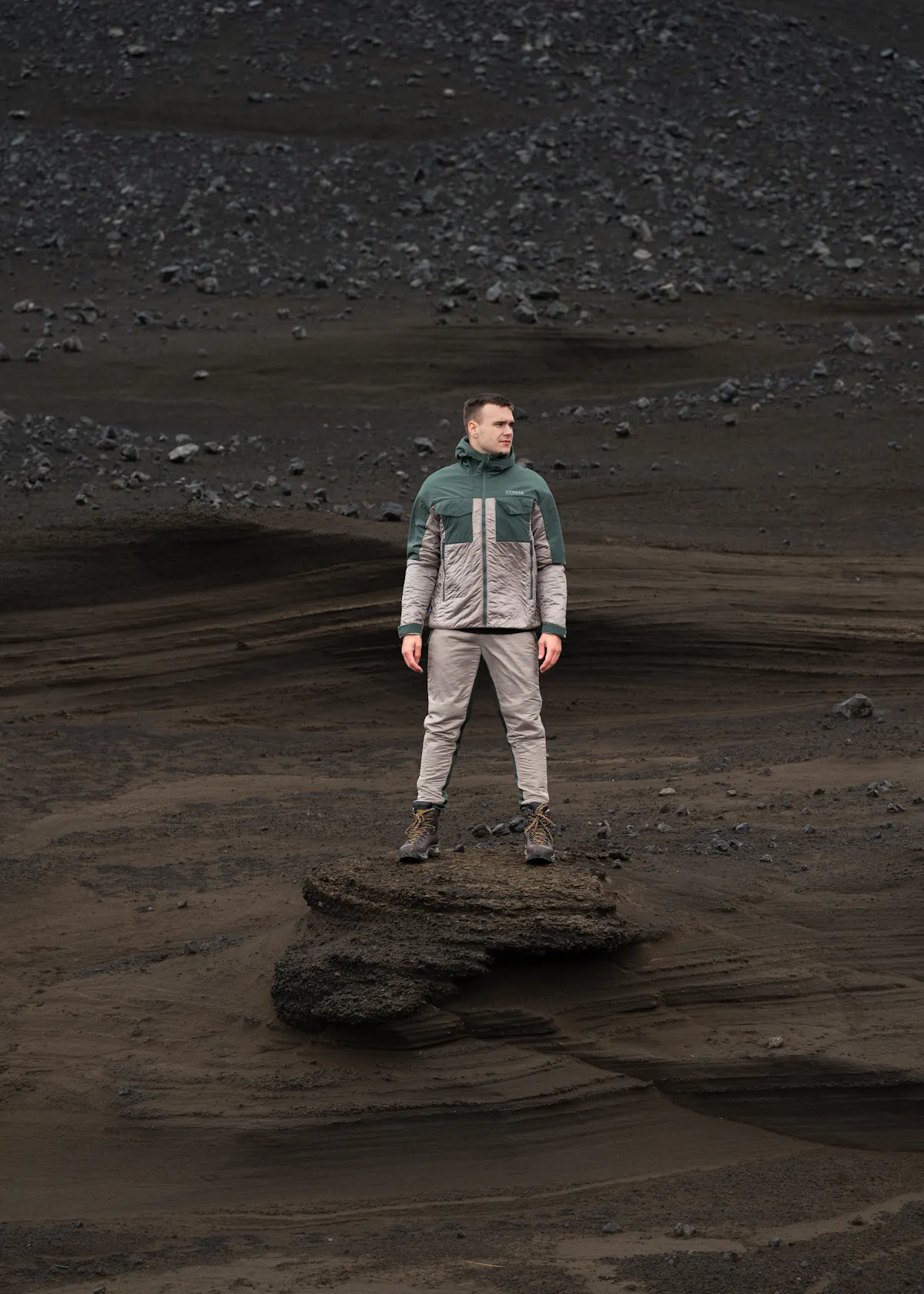 Ein Mann an einem Sandberg