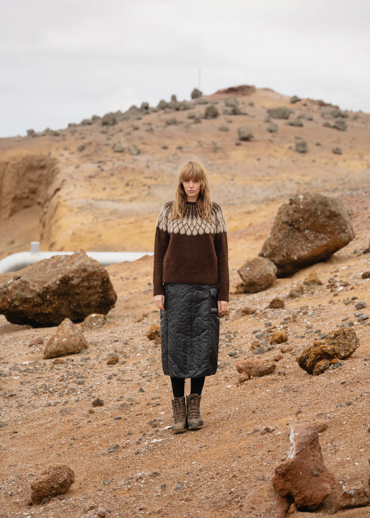 Eine Frau in felsiger Natur