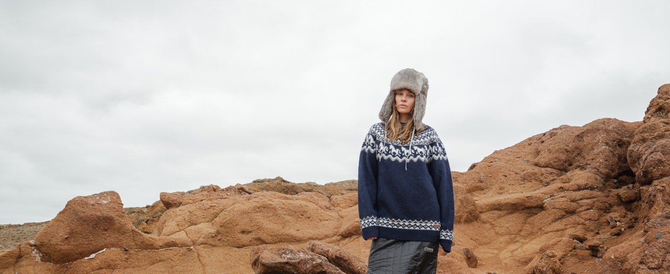 femme dans un environnement rocheux en Islande