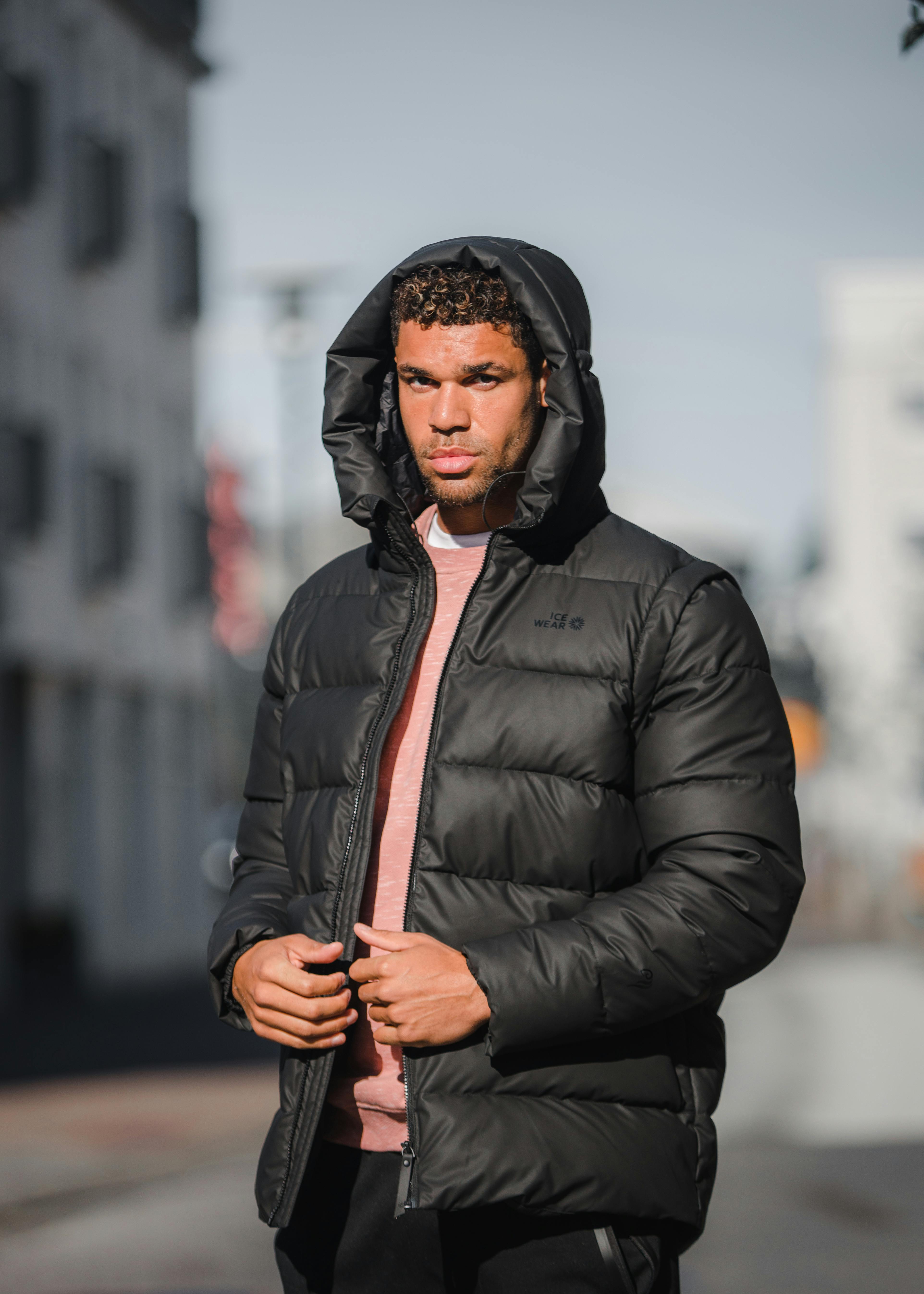 Ein Mann in der Innenstadt von Reykjavík