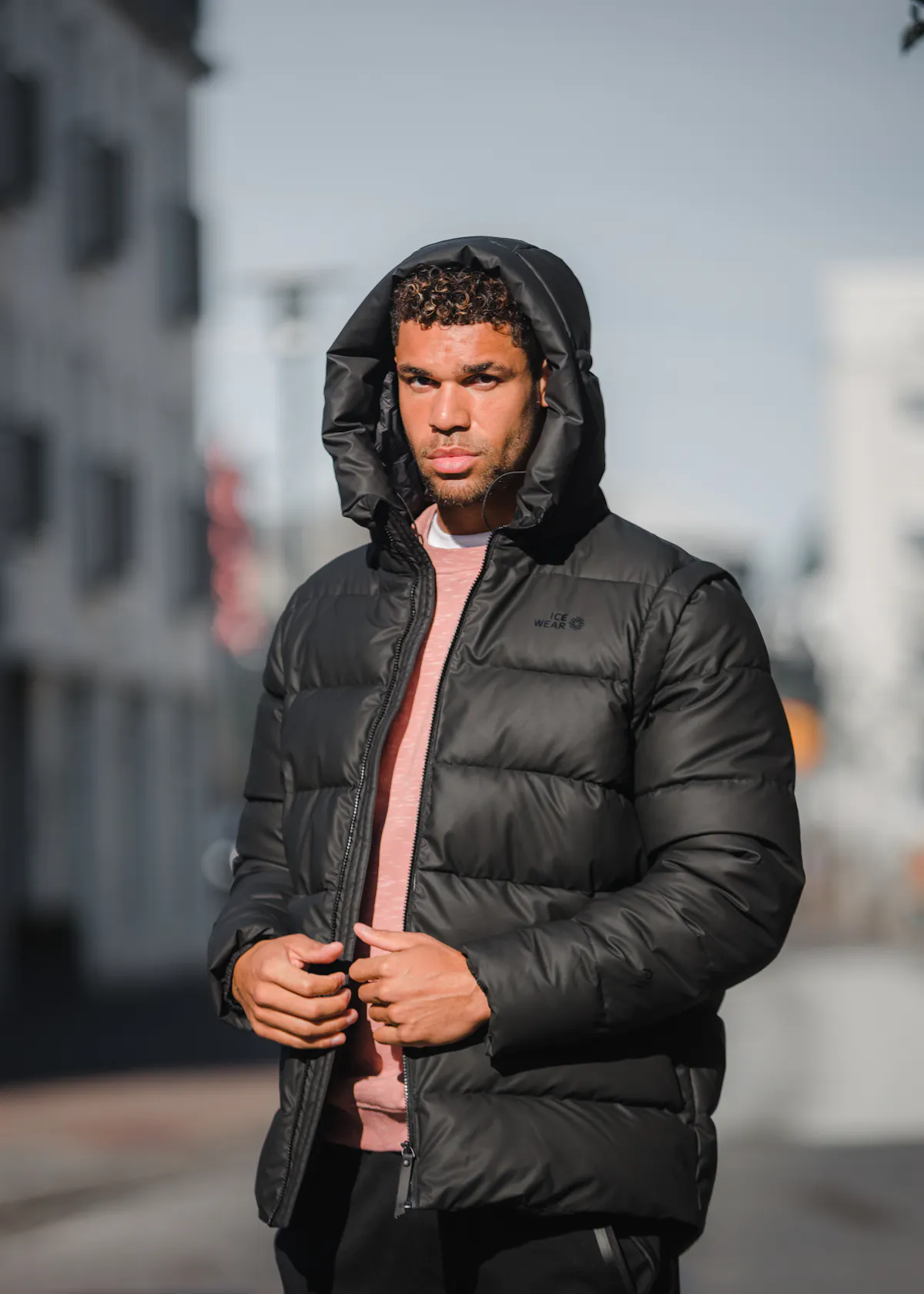 Ein Mann in der Innenstadt von Reykjavík