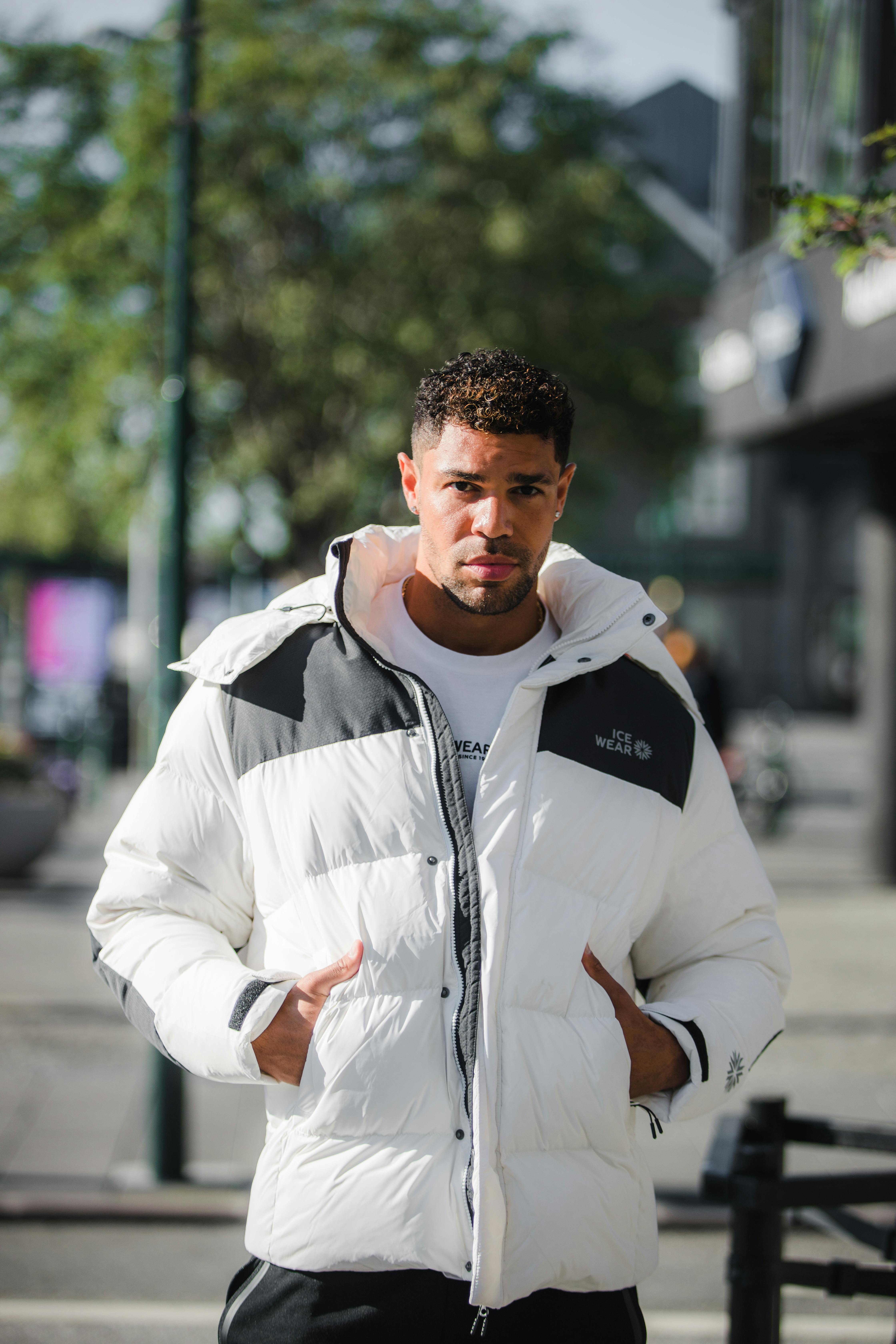 un homme en doudoune dans le centre-ville de Reykjavík