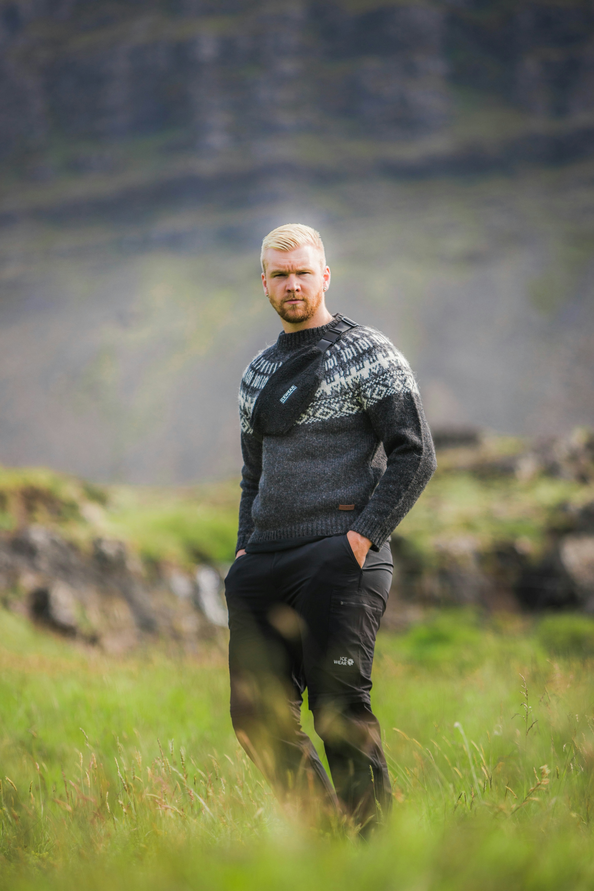 man-icelandic-wool-sweater-grey-bumbag.jpeg