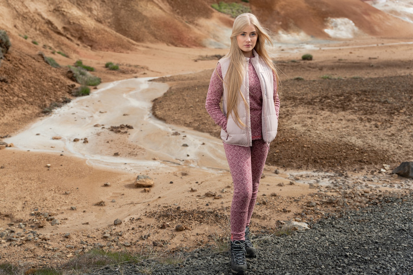 Isländische Frau steht