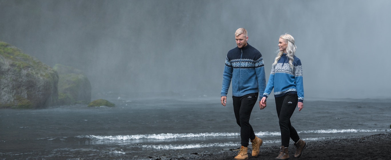 Couple marchant près de Foss