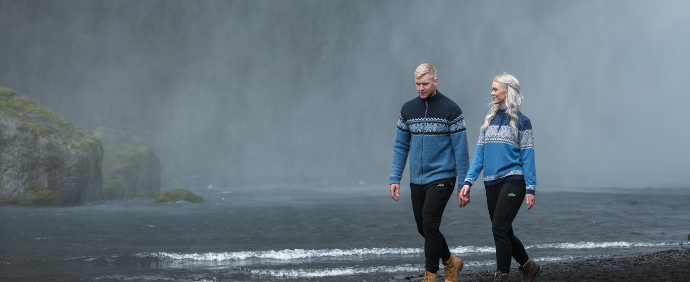 Paar geht an Foss vorbei