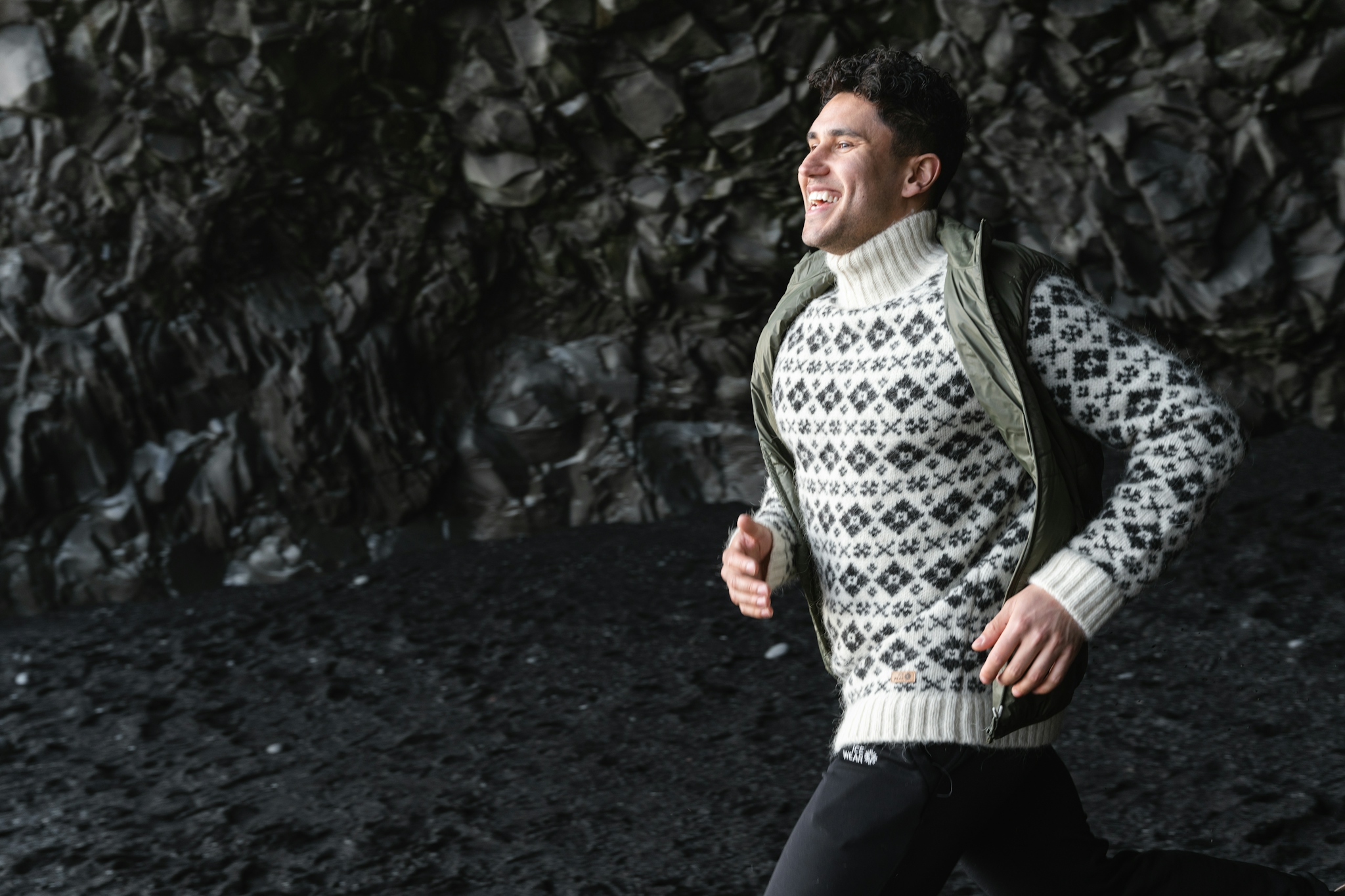 iceland-white-wool-sweater-man-running-q-5.jpeg