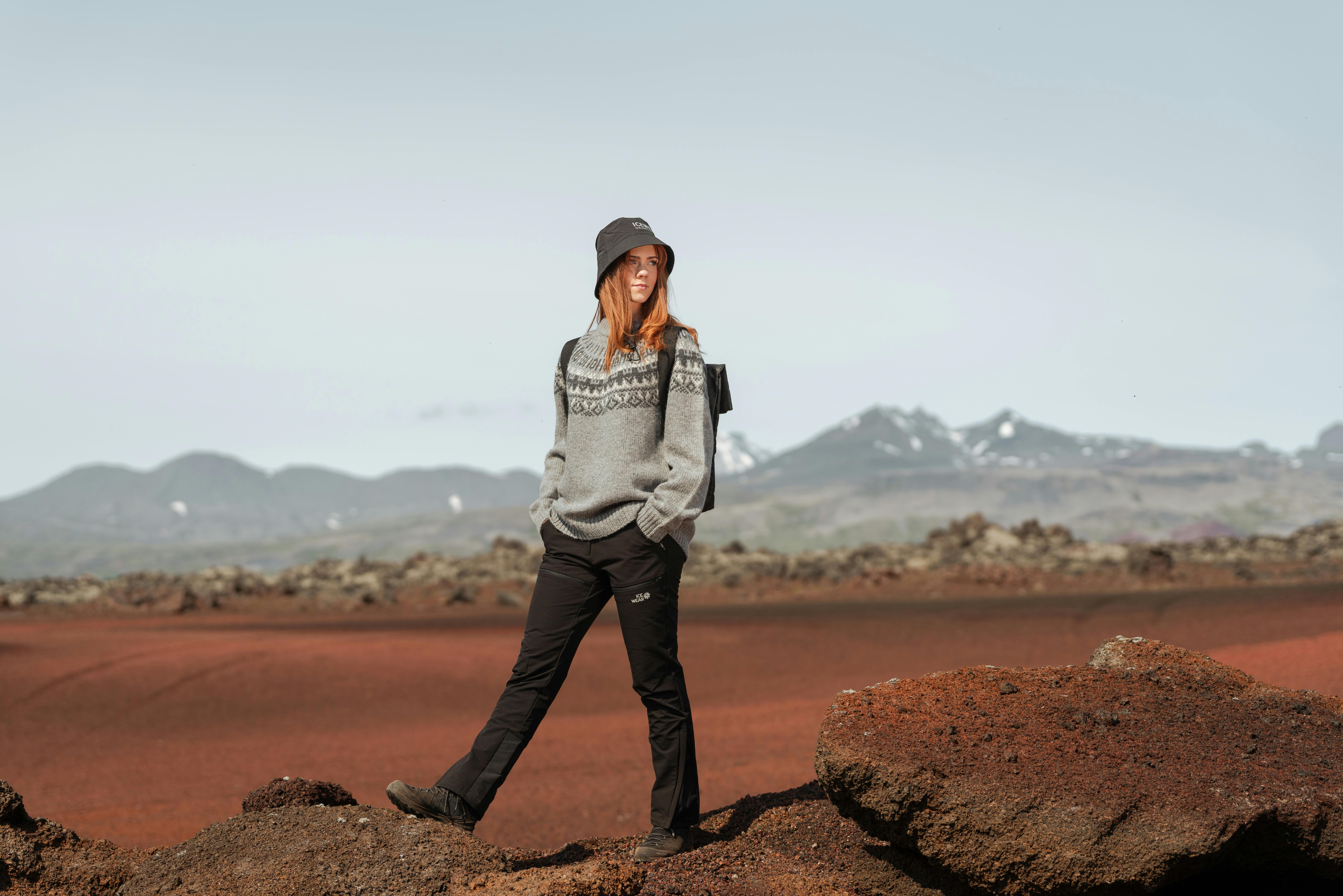 Eine Frau, die in roter Lava im Westen Islands spazieren geht
