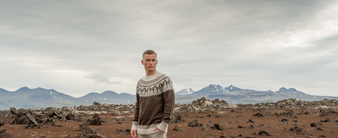 Un homme dans le désert et une montagne derrière lui