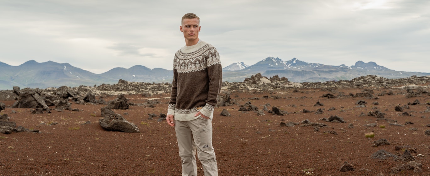 Ein Mann und eine Bergkette hinter ihm