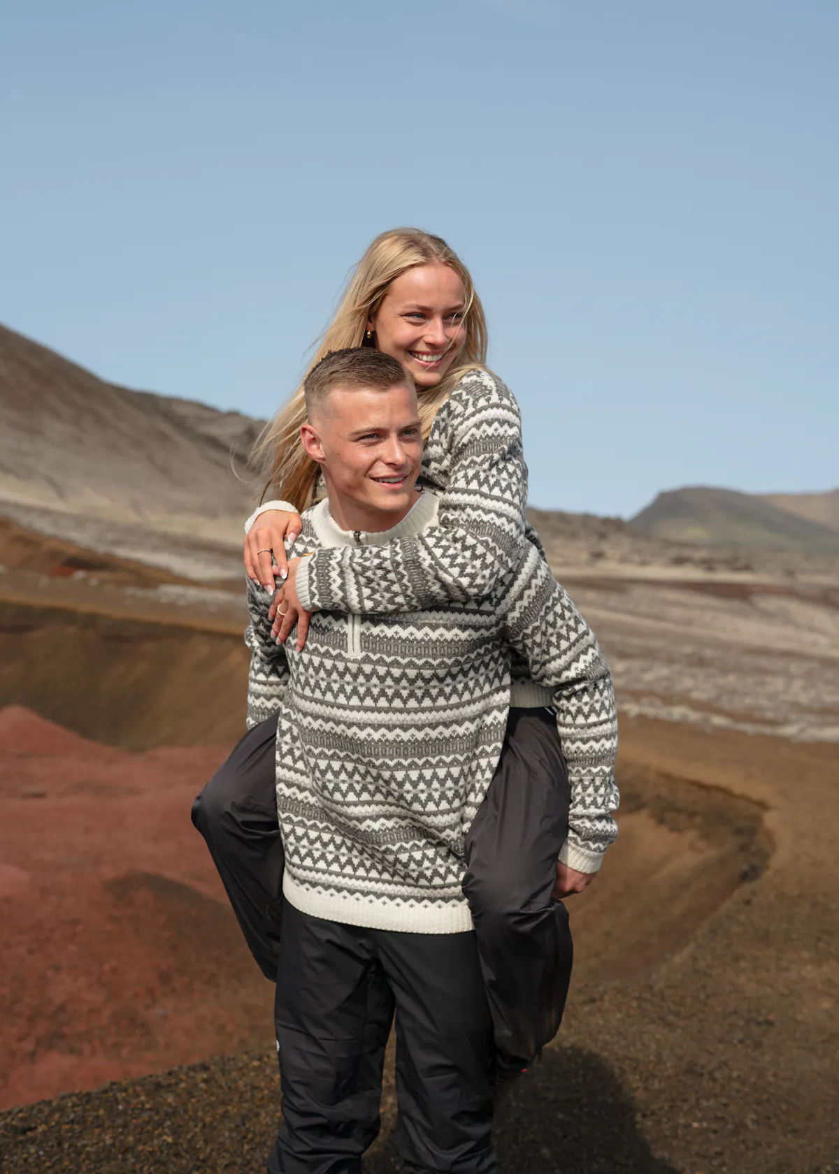 Lächelndes Paar in der isländischen Natur