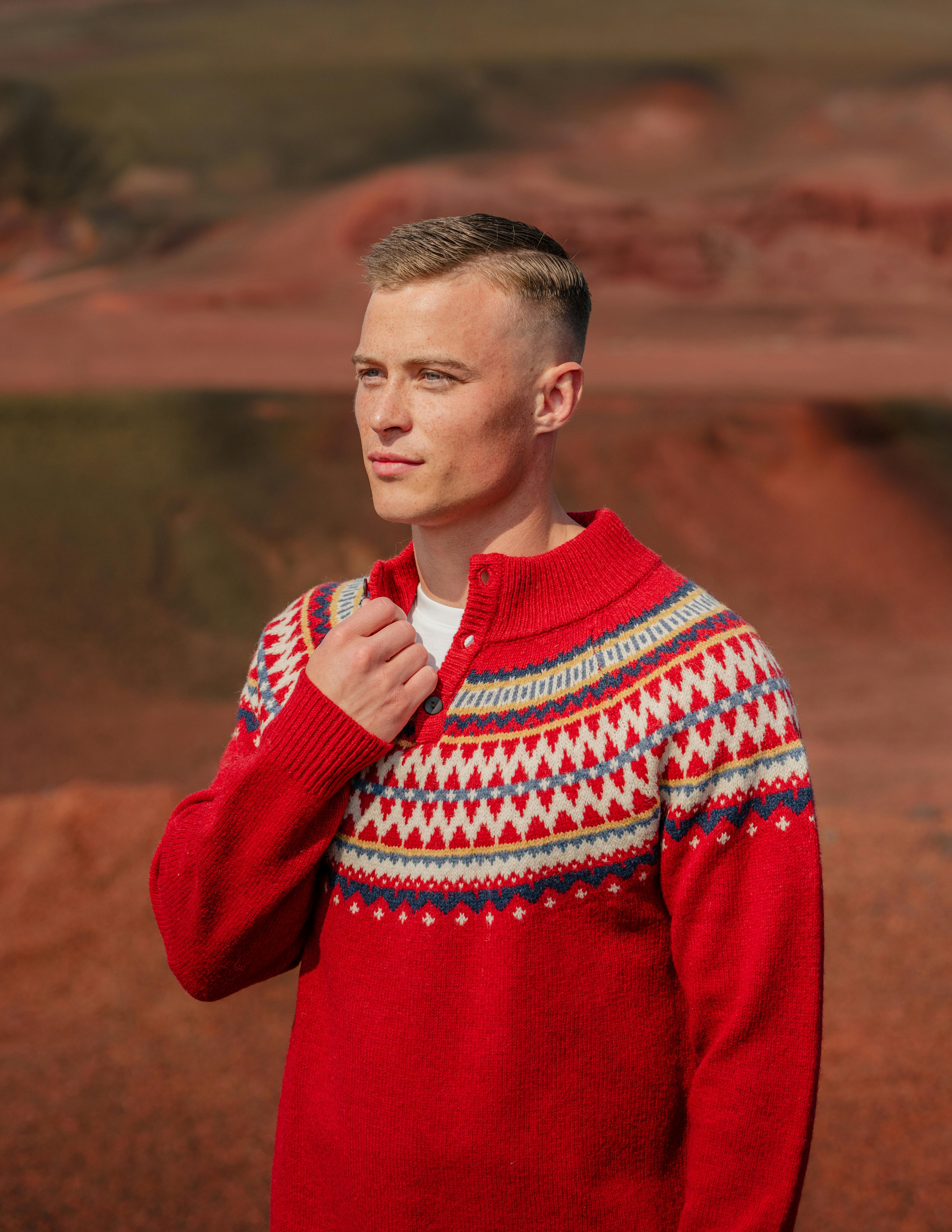Ein Mann im Weihnachtspullover