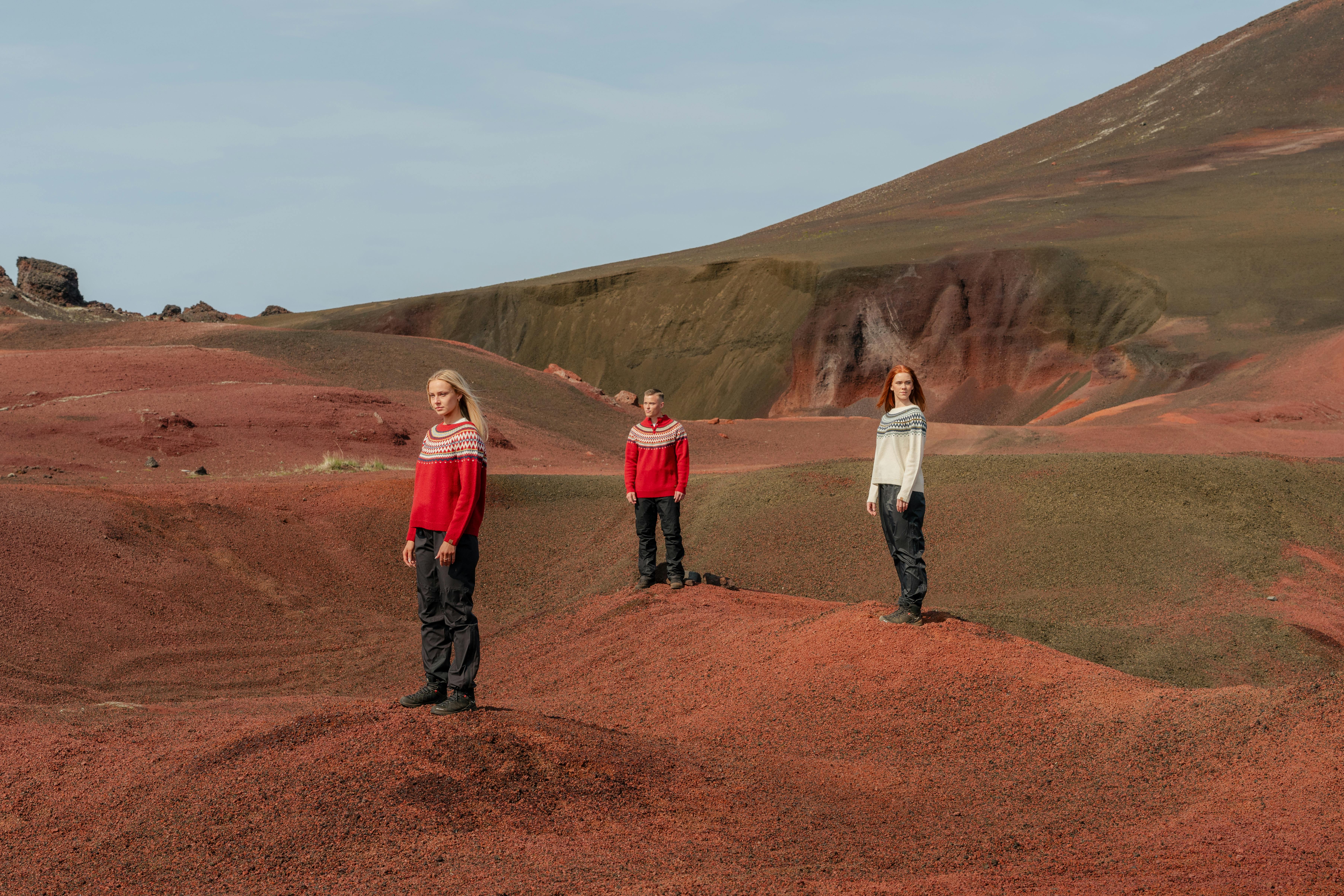 personnes sur le sable rouge, ouest de l’Islande