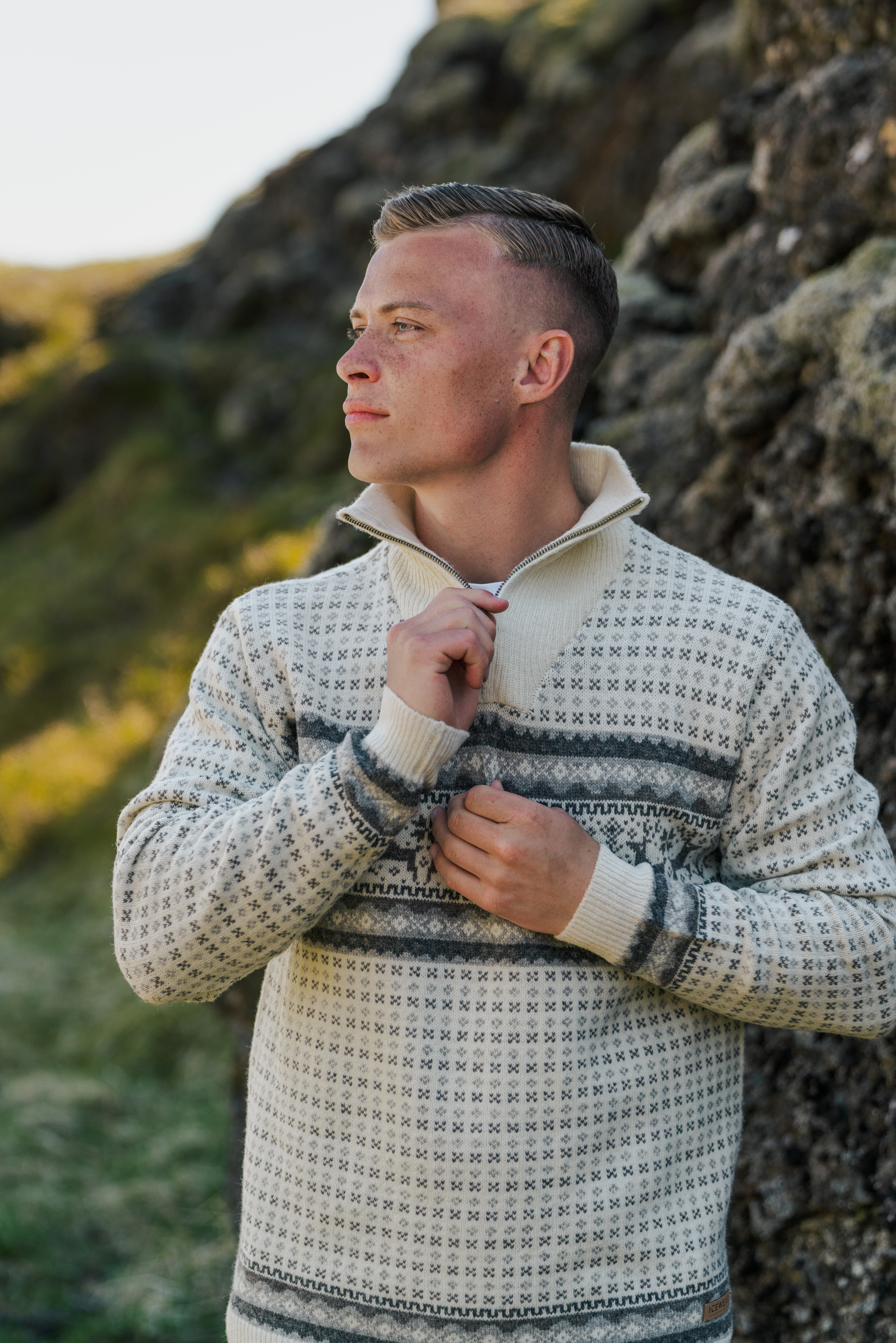 Hreindýrsholt knitted pullover with reindeer motifs 