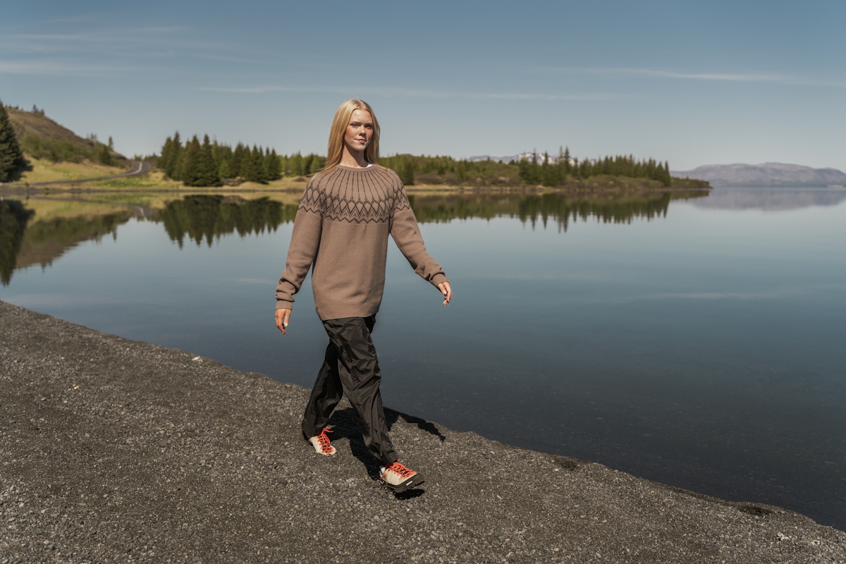 summer-outdoor-iceland-wool-woman00118.jpeg