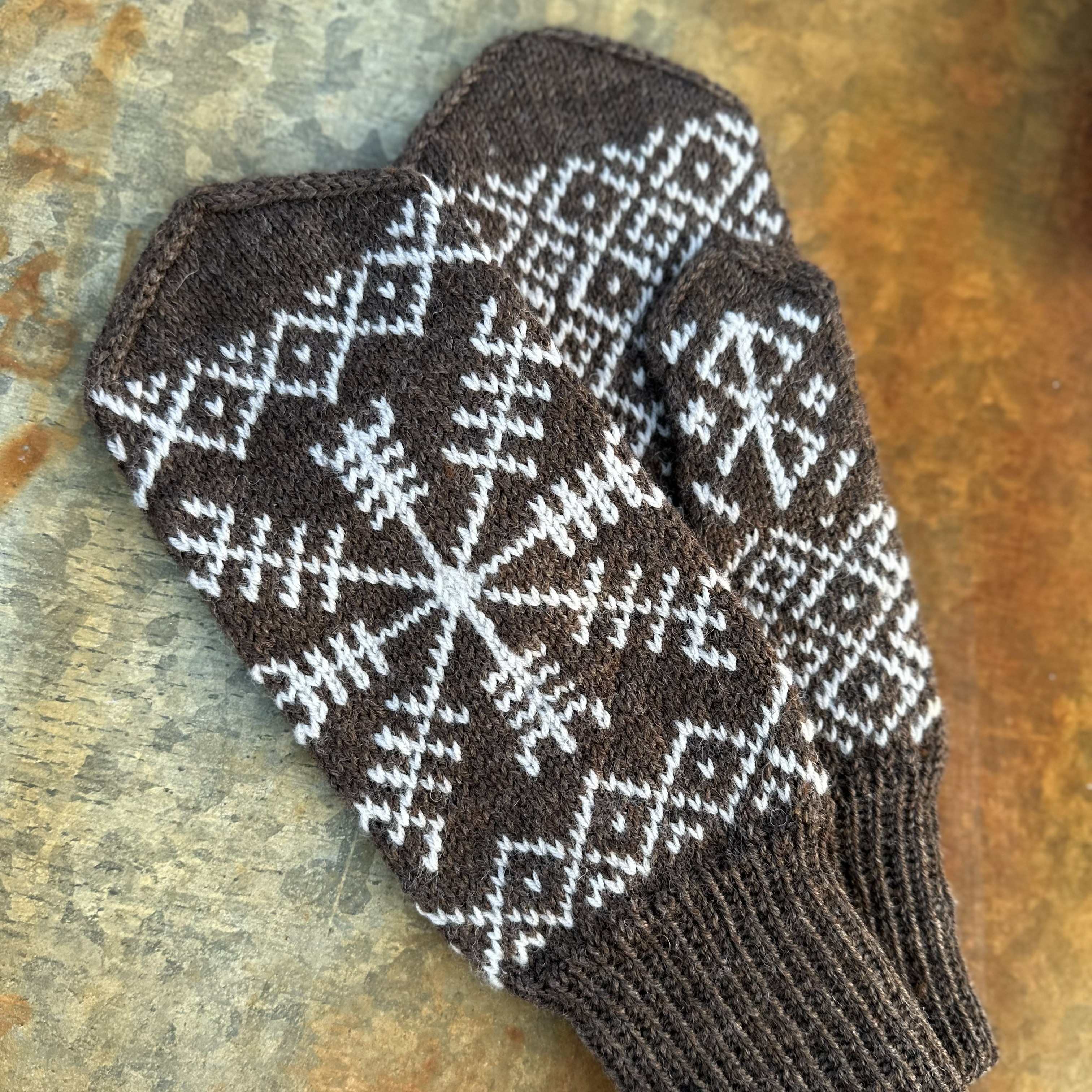 Ægishjálmur men's mittens knitting pattern