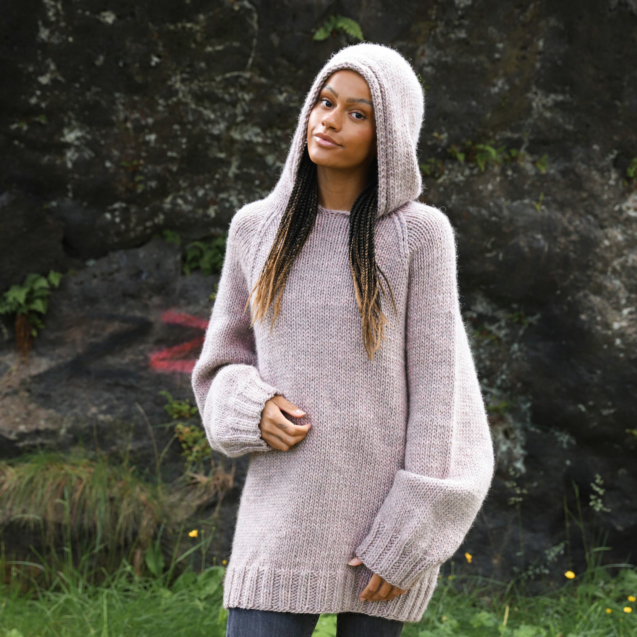 Hlýleg adult sweater with hood knitting pattern