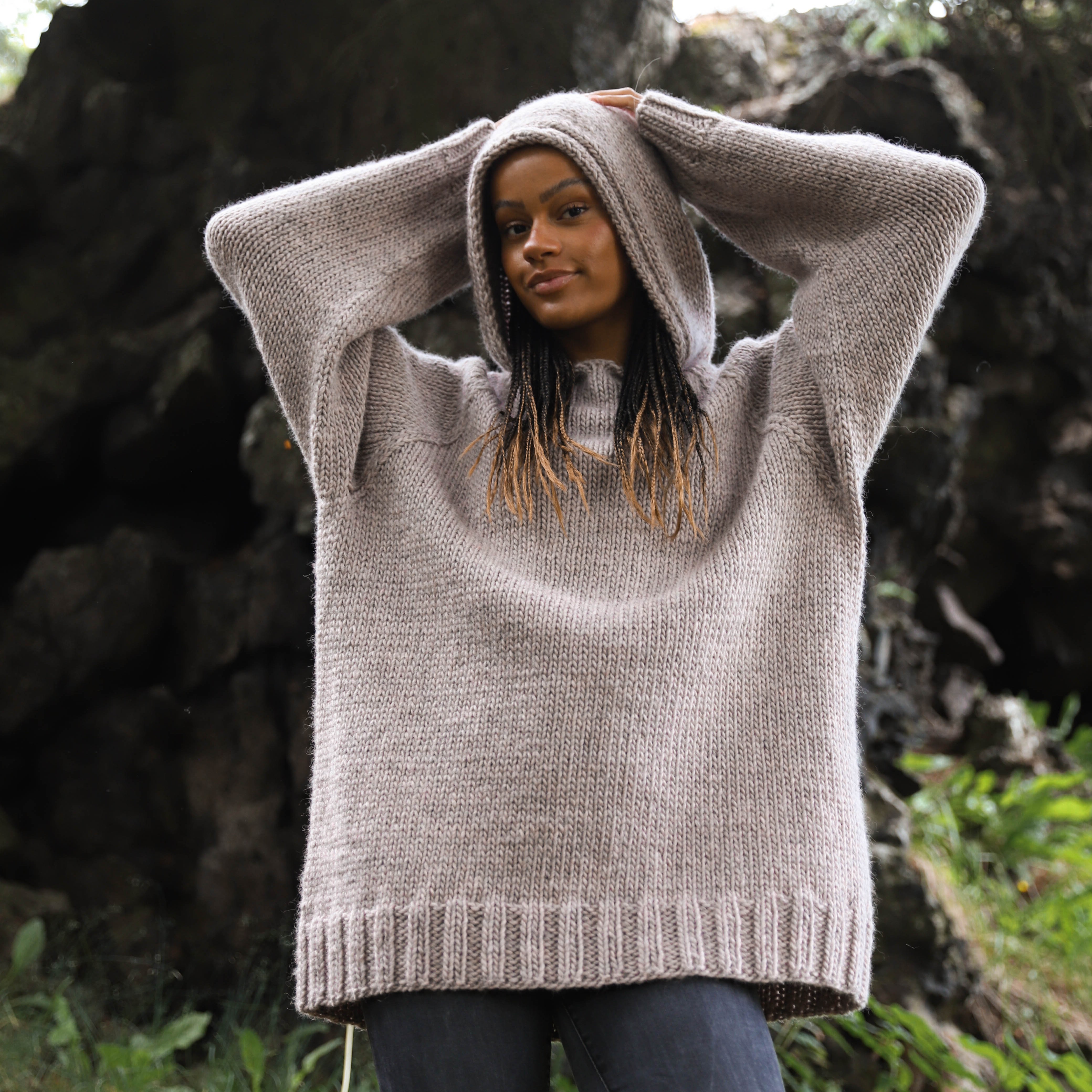 Hlýleg fullorðins peysa með hettu prjónauppskrift