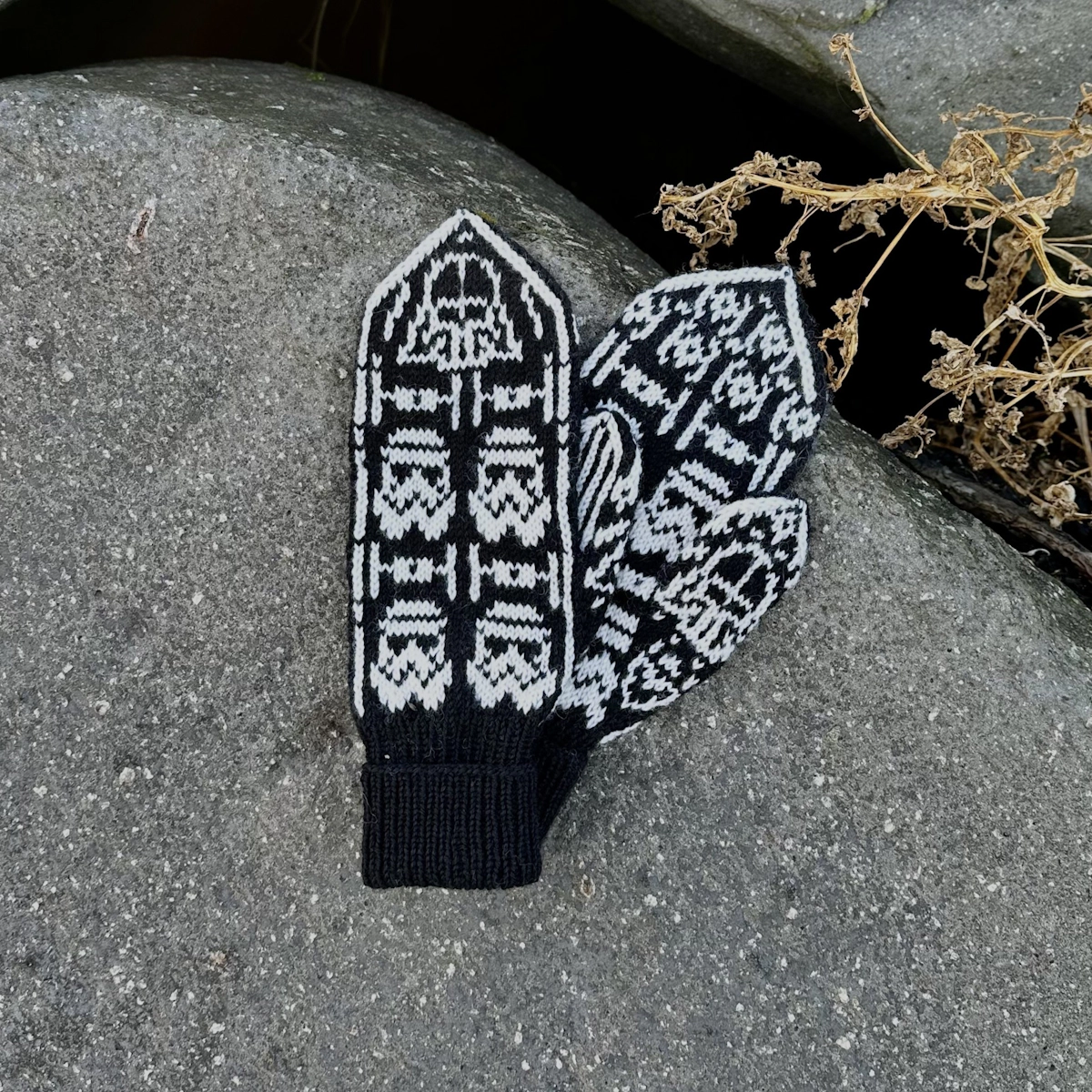 star-wars_ko-024_womens-mittens_knitting-pattern_prjonauppskrift1.jpeg