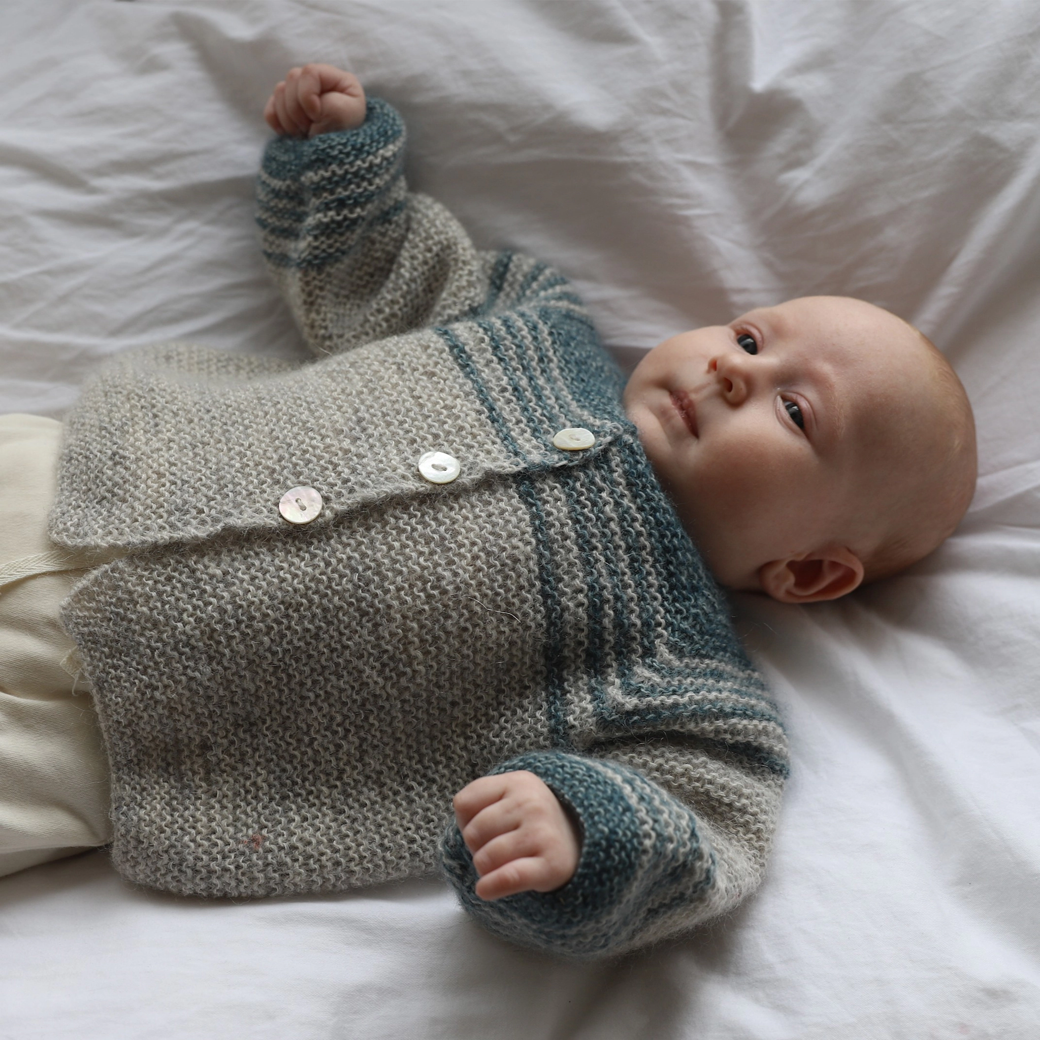 mjuk-barnapeysa_ios-009_newborn-sweater_knitting-pattern_prjonauppskrfit1.jpeg