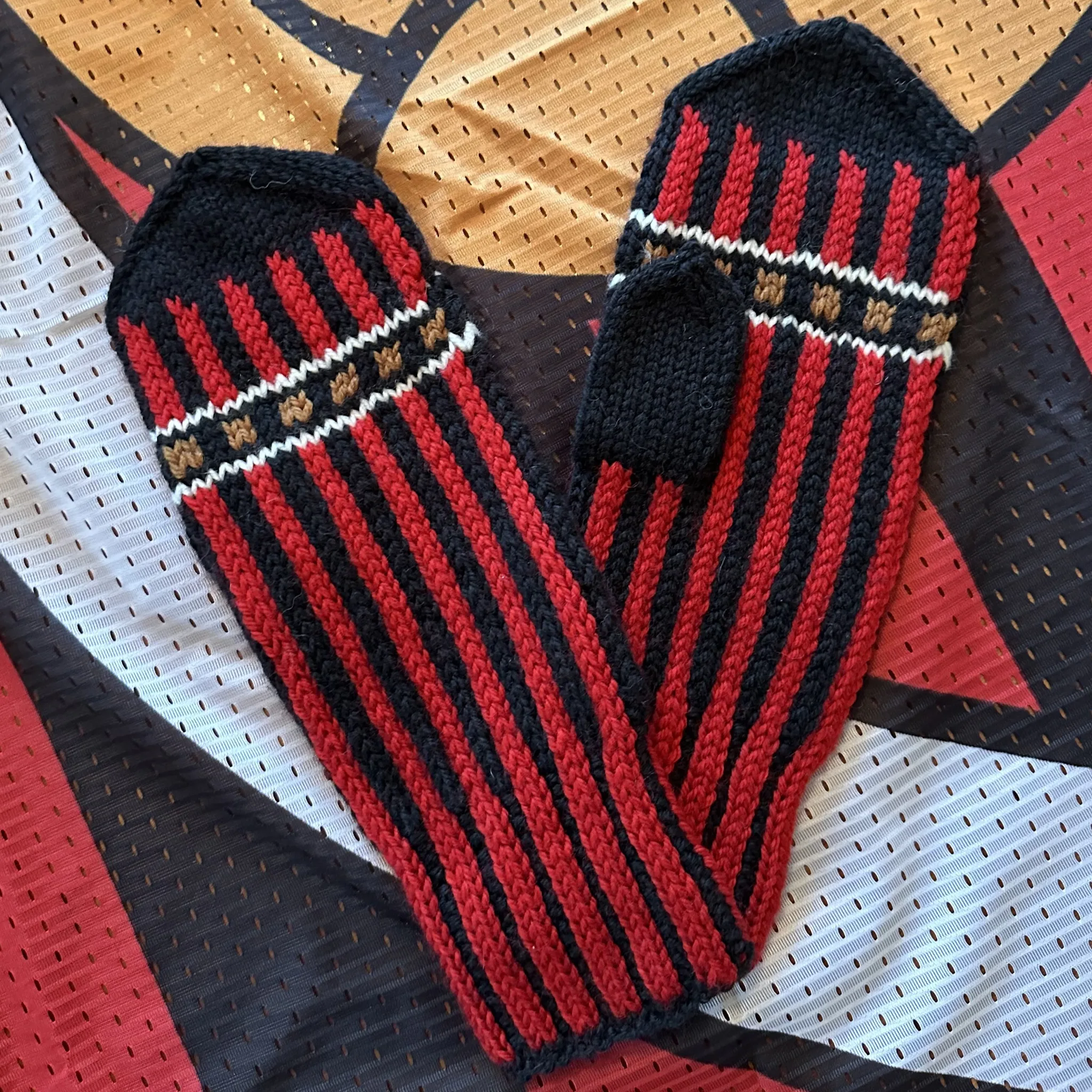 Víkingur adult mittens knitting pattern