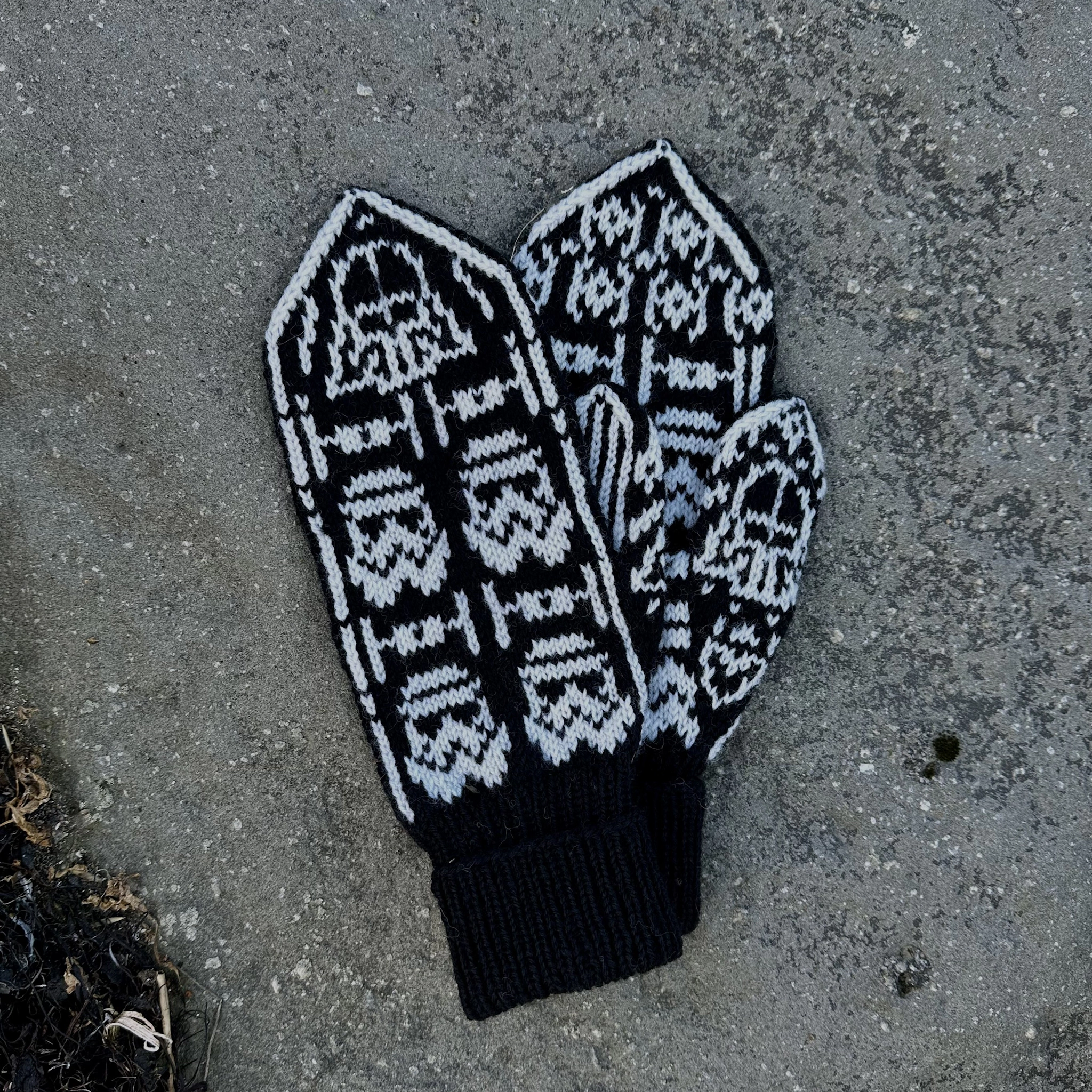 star-wars_ko-024_womens-mittens_knitting-pattern_prjonauppskrift3.jpeg