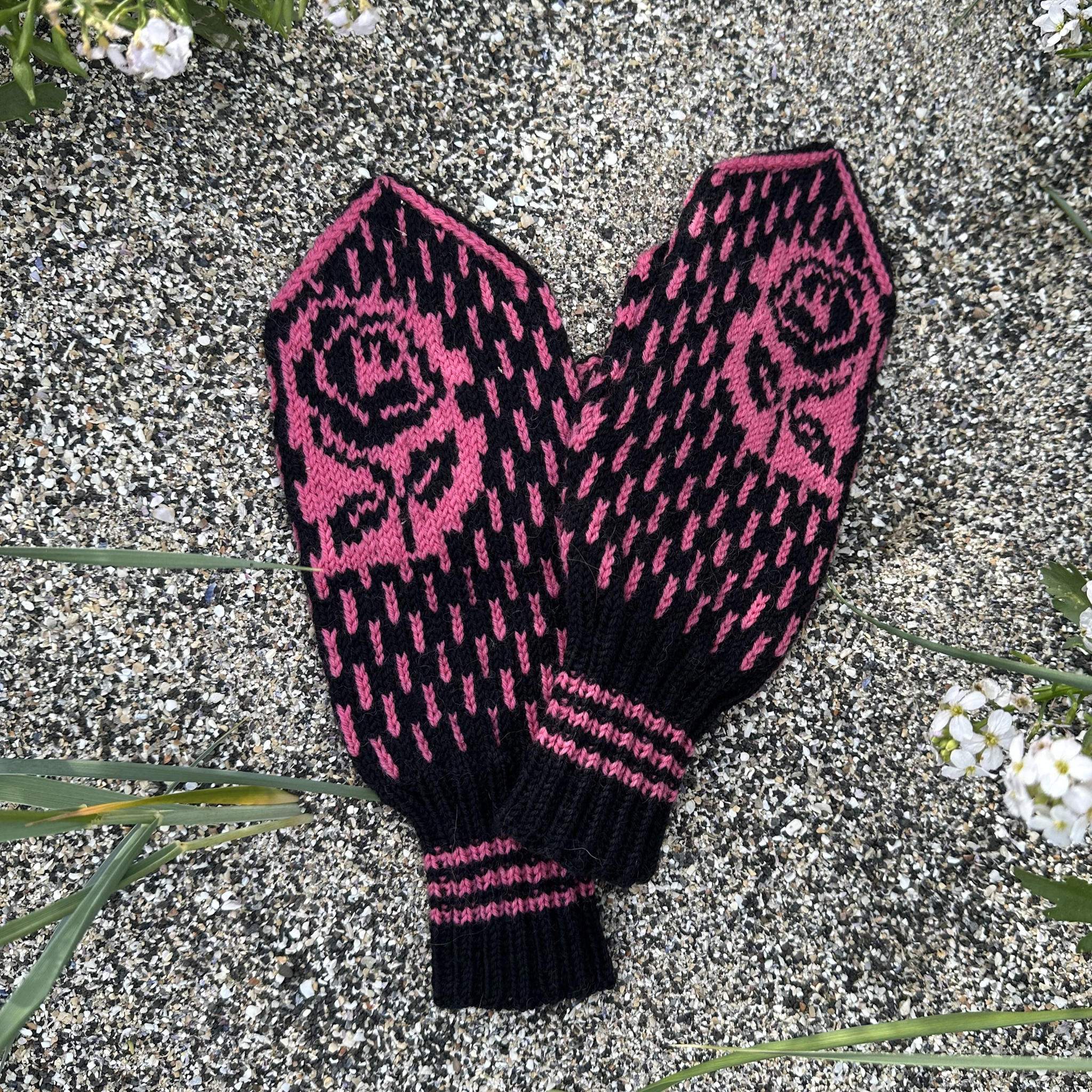 skuggi_ko-031_womens-mittens_knitting-pattern_prjonauppskrift1.jpeg