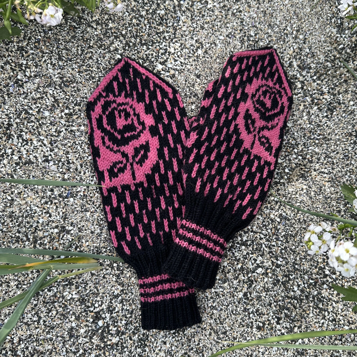 skuggi_ko-031_womens-mittens_knitting-pattern_prjonauppskrift1.jpeg