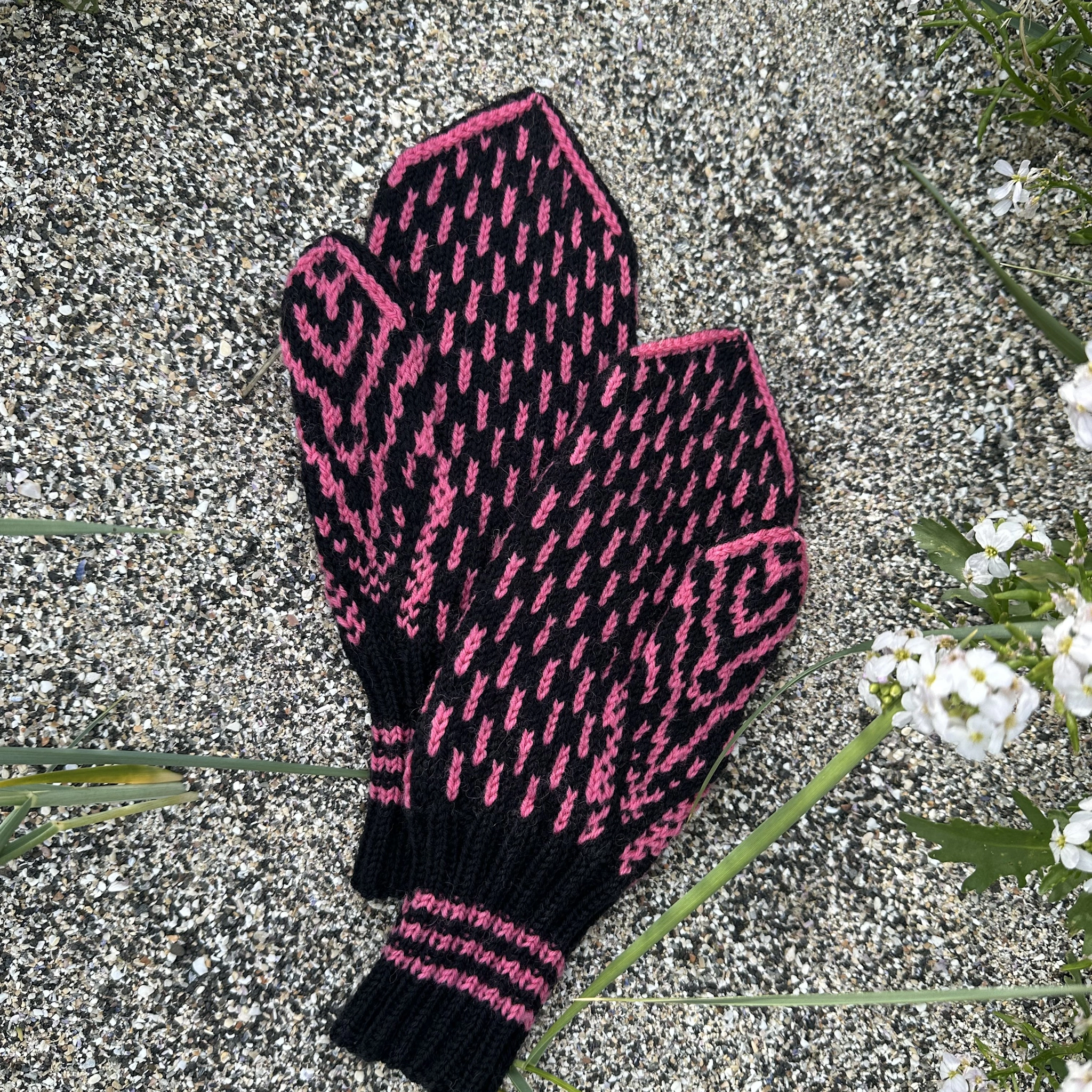 skuggi_ko-031_womens-mittens_knitting-pattern_prjonauppskrift2.jpeg
